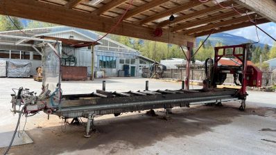 HF-6-3≈20-Aus Rundholzstaemmen vorgeschnitten wird mit Serra Bandsaege-IMG_5842