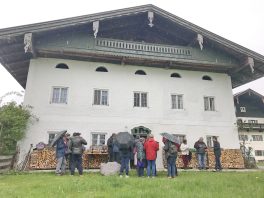 Vor dem Fanderlhaus kl