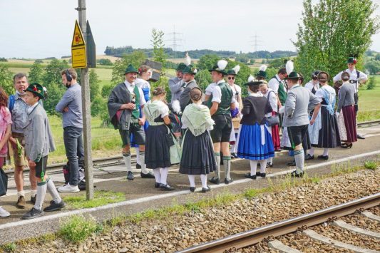01 die Aktiven warten auf den nächsten Zug