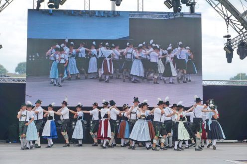 04 die Darbietungen wurden auf einer Leinwand übertragen