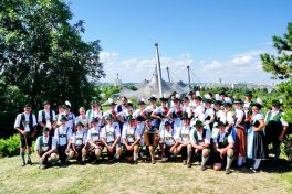 10 Gruppenbild mit dem Olympiadach im Hintergrund