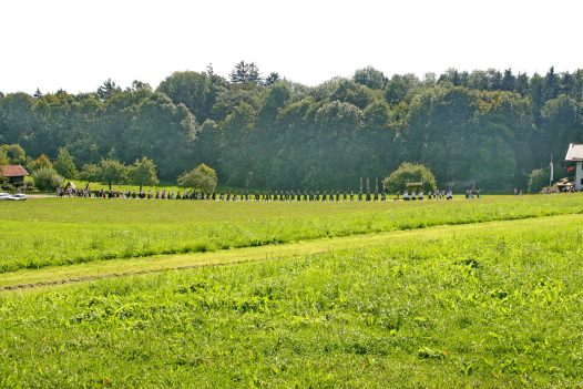 1Kirchenzug im Grünen