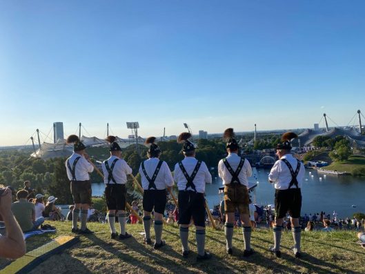 Eröffnungsfeier European Championships (Alphornbläser Altusried vor der Kulisse des Olympiaparks)