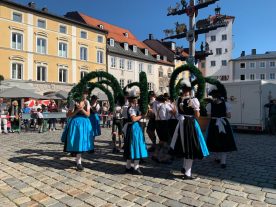 Mitwirkende beim Rahmenprogramm der EC_die Jugend vom Trachtenverein Lauter (Gauverband I)