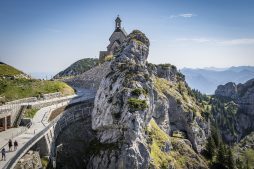 Wendelstein Zahnradbahn mit Kirche und Bergstation Foto Thomas Kujat