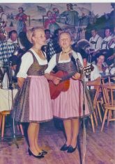 1Wastl-Dirndl-Traudi und Luise Riepertinger