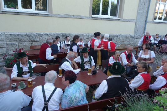 2022-08_100 Jähriges, Würzburg_Zusammensitzen