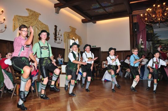 3_Schneidige Plattlereinlagen der Nachwuchstrachtler_Kinder- und Jugendvolkstanz