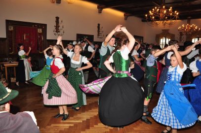 4_Tanzrunden beim Kinder- und Jugendvolkstanz