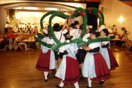 Aktive Gruppe beim Kronentanz