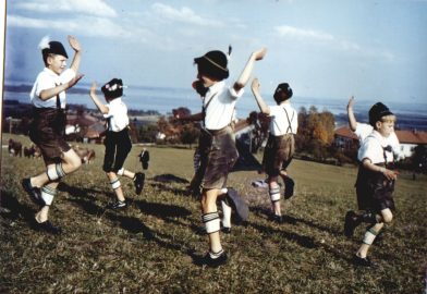 Auf Wiese platteln - alt -