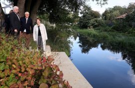 Bundespräsident, Bürgermeister Bernhard Knuth und Elke Büdenbender an der Nieplitz