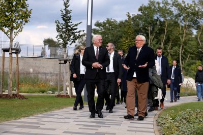 Bundespräsident und Bürgermeister am Wasserspiel