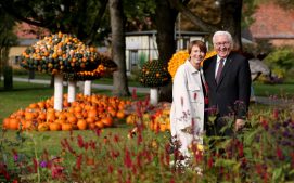 Elke Büdenbender und der Bundespräsident vor der Kürbisausstellung