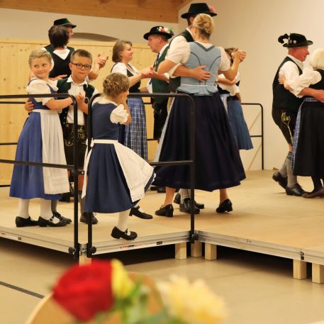 Gro & kloa tanz beim Vereinsabend der Wendlstoana Thanning