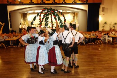 Jugendgruppe beim Laubentanz