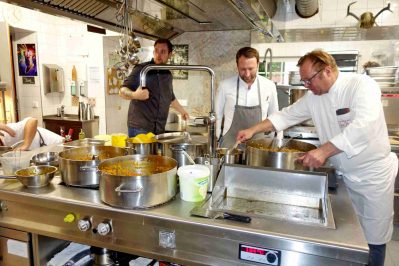 kl-1Köche in Küche