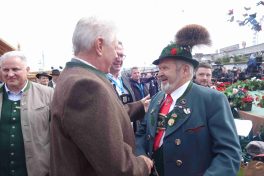 kl-1OB Reiter gratuliert