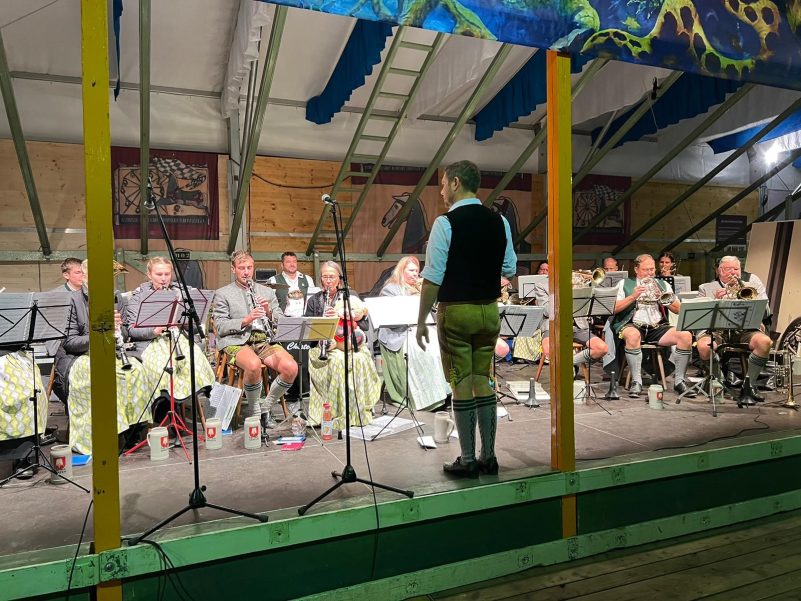 trachtenkapelle riedering oktoberfest 2022 1