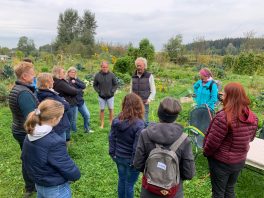 BF Hubert Jaksch mit Gästen vor Kundenparzellen