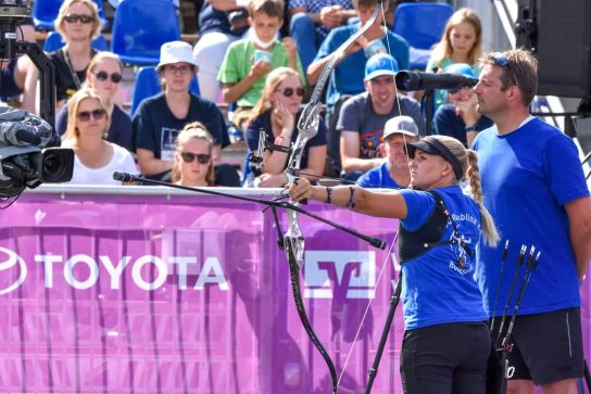 Katharina Bauer im Anschlag_Hintergrund Trainer Georg Holzner_Foto_Deutscher Schützenbund_Eckard Frerichs