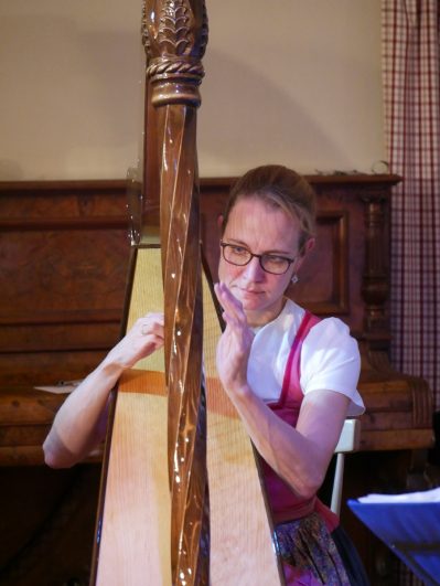 Resi Faltlhauser, sie spielt u. a. bei der Moosboch Musi