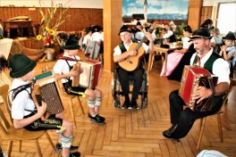 kl-13 Ziachmusi mit Musiklehrern