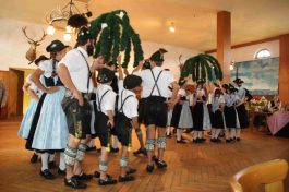 kl-21 Laubentanz der Jugend- u. Aktivengruppe