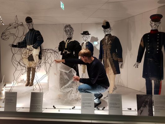 Enthüllung Trauerkleid (c) HdBG