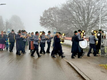 1Einzug mit Stoabugglmusi