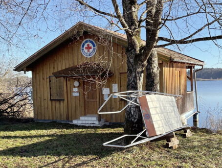 Eisrettungsschlitten an einer Wachstation der Wasserwacht
