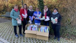 Übergabe von 80 Herzkissen an das Brustzentrum in Traunstein, stellvertr. an Annemarie Emmer