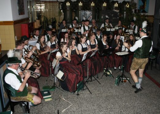 07 Trachtenblaskapelle Ramsau spielt im Gasthaus Alte Pumpe auf