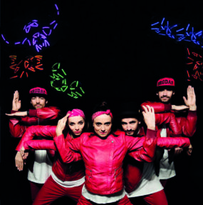 1 Plakatmotiv_Brodas Bros_Around the World_c_Brodas Bros - Kopie