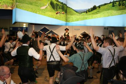 12 Gemeinsamer Plattler in der Bayernhalle