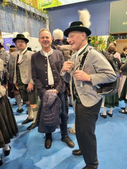 14 Altbgm Matthäus Huber (rechts) und Bgm Franz Stein (Mitte) freuen sich über die gelungenen Auftritte bei der Grünen Woche