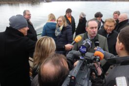 Foto 3 Hubert Aiwanger auf Schiff (1)