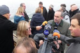 Foto 3 Hubert Aiwanger auf Schiff (2)