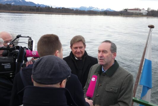 Foto 3 Hubert Aiwanger auf Schiff (3)