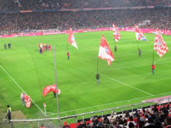 mit Fanclub "13 Hoeslwanger" in der Arena