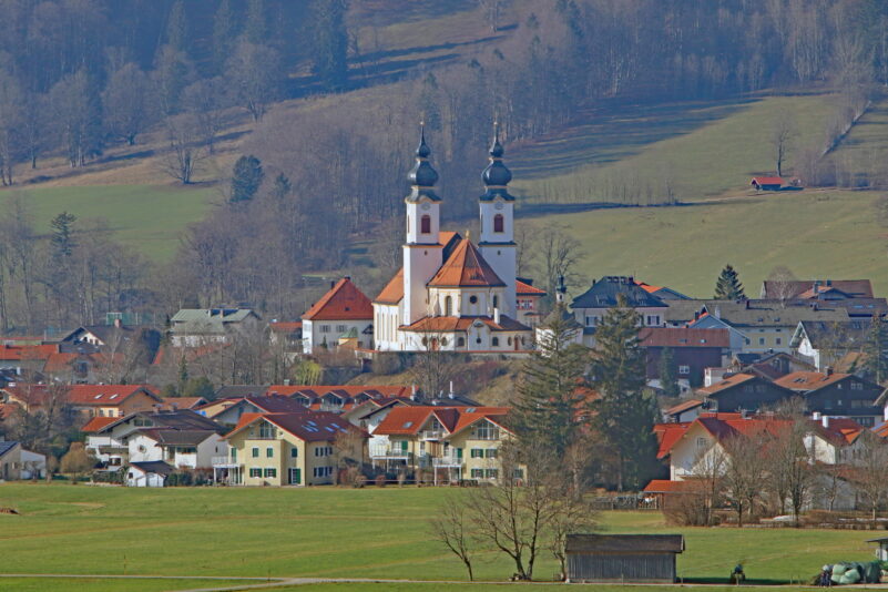 Kath. Aschauer Kriche besonderer Blick_Foto H. Reiter (1)
