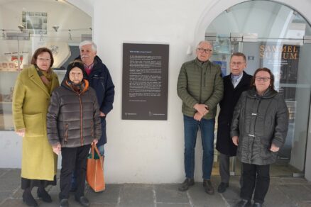 Erinnerungstafel Nie mehr März 2023