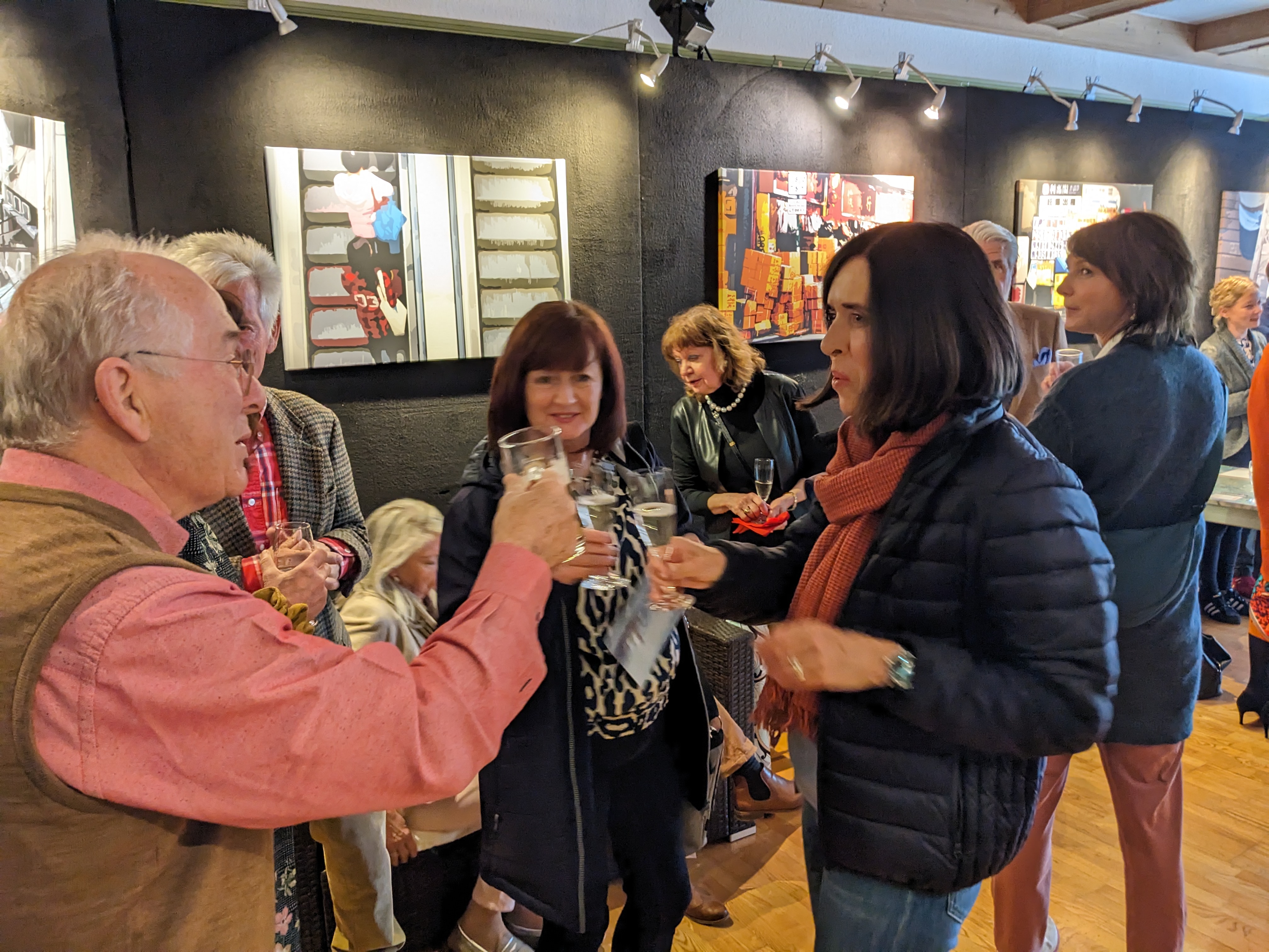 Galeriebesitzer Andreas Gebauer mit Besucherinnen