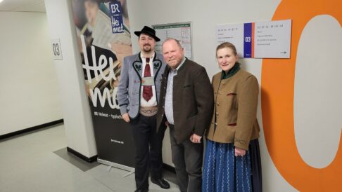 Matthias Wiesheu und Hildegard Kallmaier zusammen mit Stefan Frühbeis vor dem BR Heimat Studio