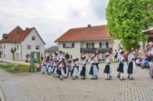 kl-Auftritte der Trachtenjugend beim Maibaumaufstellen in Pleiskirchen