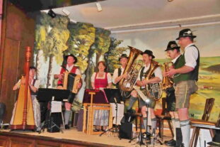 kl-Die Oberlauser Tanzlmusi beim Volkstanz in Pleiskirchen