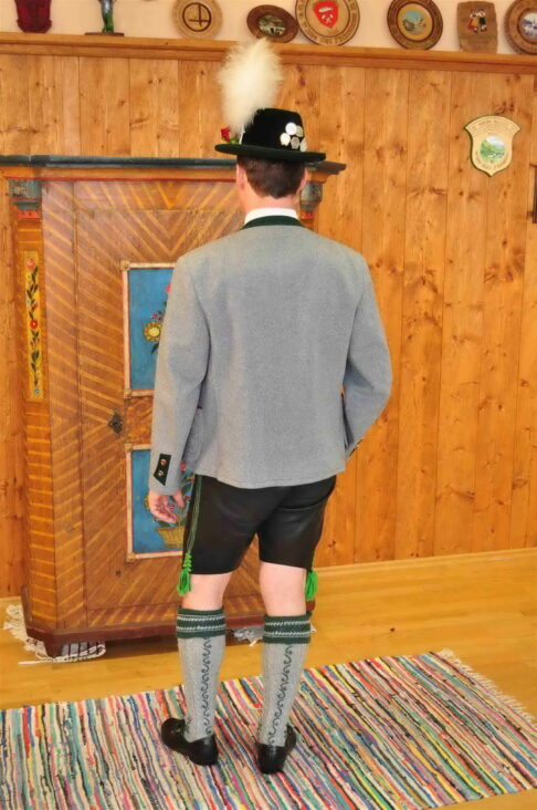 kl-Festtracht der Burschen und Manner - ebenfalls Teil der Trachtenschau am 30. April 2023 in Pleiskirchen