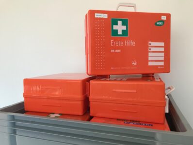 Verbandskästen_Übergabe Schulen