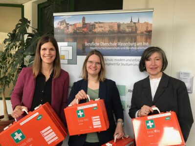 Verbandskästen_Übergabe Schulen2