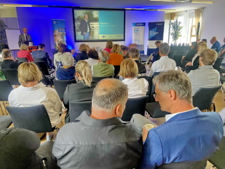 Vollbesetzte Besucherreihen Tourismusforum Oberbayern